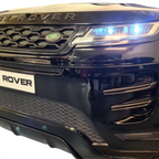 Gros plan sur la calandre et les phares LED d'une voiture électrique enfant Petit Pilote Range Rover Evoque noir métallisé