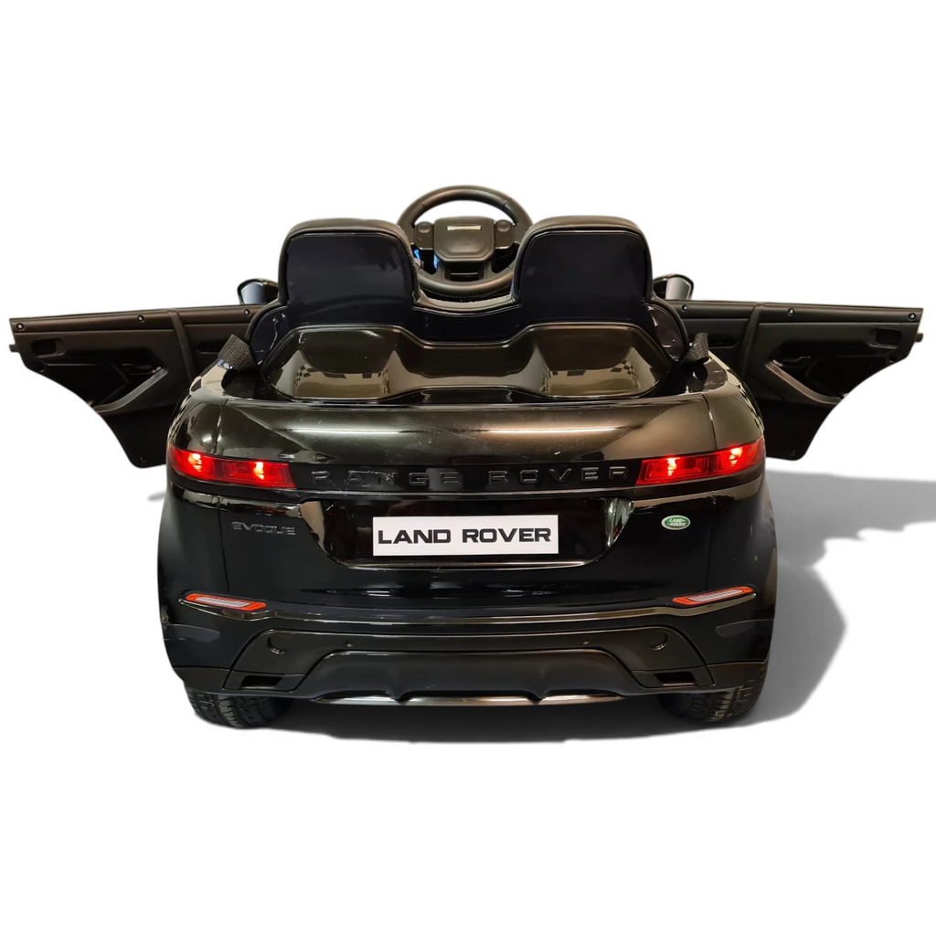 Vue arrière de la voiture électrique enfant Petit Pilote Range Rover Evoque 12V noir métallisé avec portes ouvertes