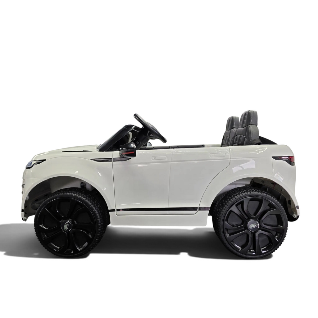 Voiture électrique enfant Petit Pilote Range Rover Evoque blanche avec pneus caoutchouc et siège en cuir dans un showroom