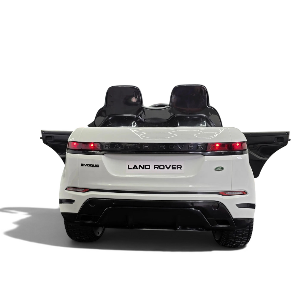 Vue arrière de la voiture électrique enfant Petit Pilote Range Rover Evoque blanche avec phares rouges et détails noirs