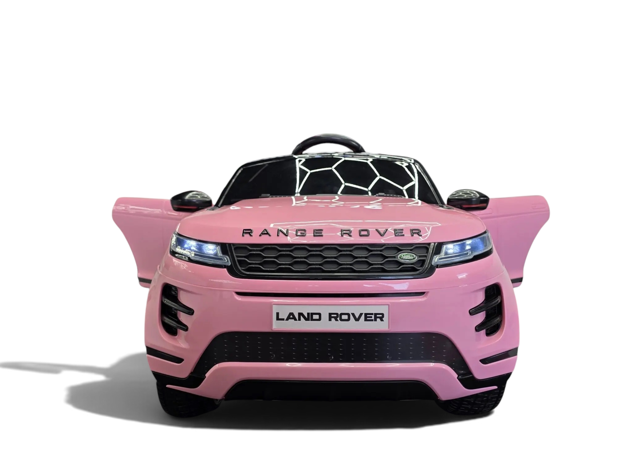 Voiture électrique enfant Petit Pilote Range Rover Evoque rose avec portes ouvrantes et phares LED dans un showroom
