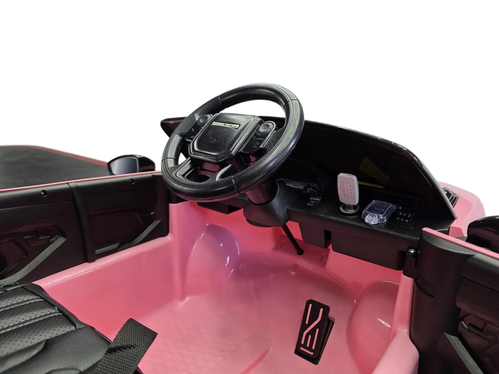 Intérieur de la voiture électrique enfant Petit Pilote Range Rover Evoque rose avec volant noir et siège en cuir
