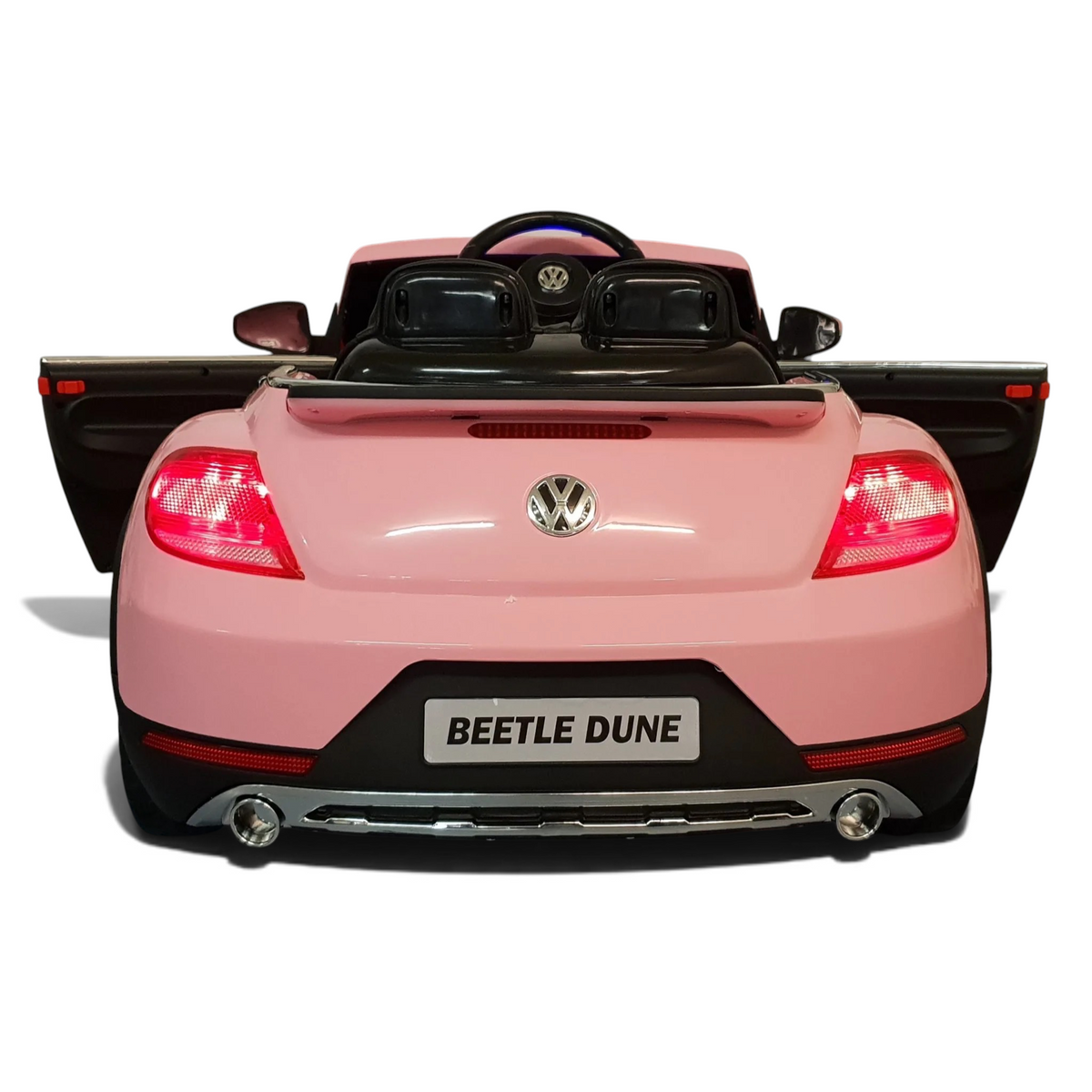 Vue arrière de la voiture électrique pour enfant Petit Pilote VW Beetle rose avec feux allumés et logo Volkswagen