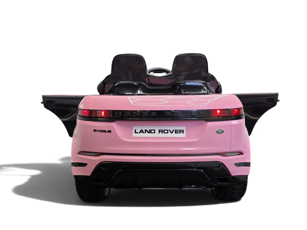 Vue arrière de la voiture électrique pour enfant Petit Pilote Range Rover Evoque rose avec feux rouges allumés