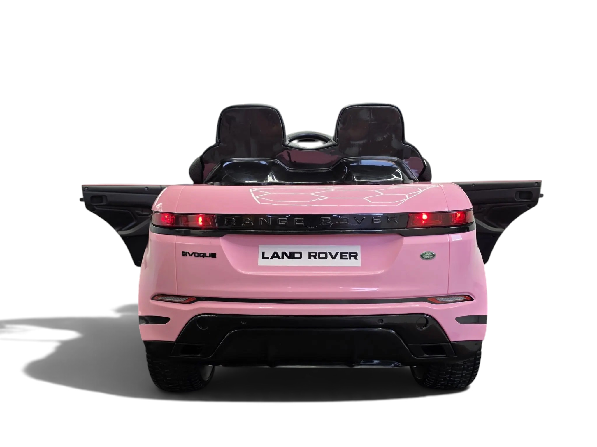 Vue arrière de la voiture électrique pour enfant Petit Pilote Range Rover Evoque rose avec feux rouges allumés