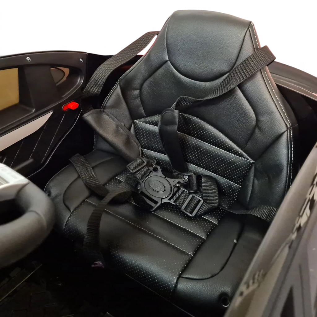 Siège en cuir noir avec harnais de sécurité 5 points dans la voiture électrique pour enfant Petit Pilote Mercedes GLC 63