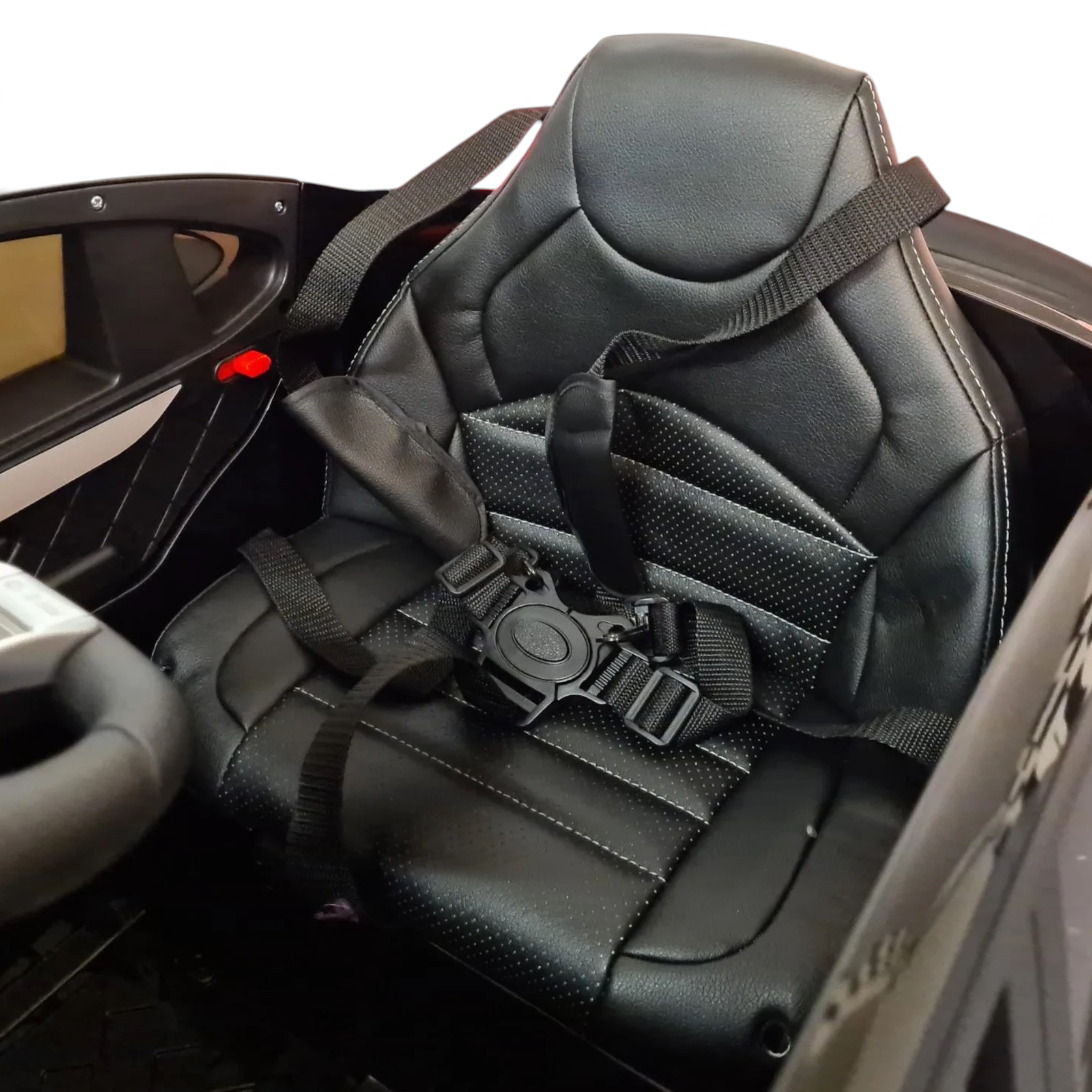 Siège en cuir noir avec harnais de sécurité 5 points dans la voiture électrique pour enfant Petit Pilote Mercedes GLC 63
