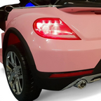Vue arrière de la voiture électrique pour enfant Petit Pilote VW Beetle rose avec feux LED allumés et détails chromés