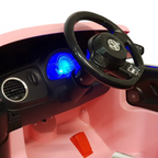 Intérieur de la voiture électrique enfant Petit Pilote VW Beetle rose avec volant, tableau de bord éclairé et pédale