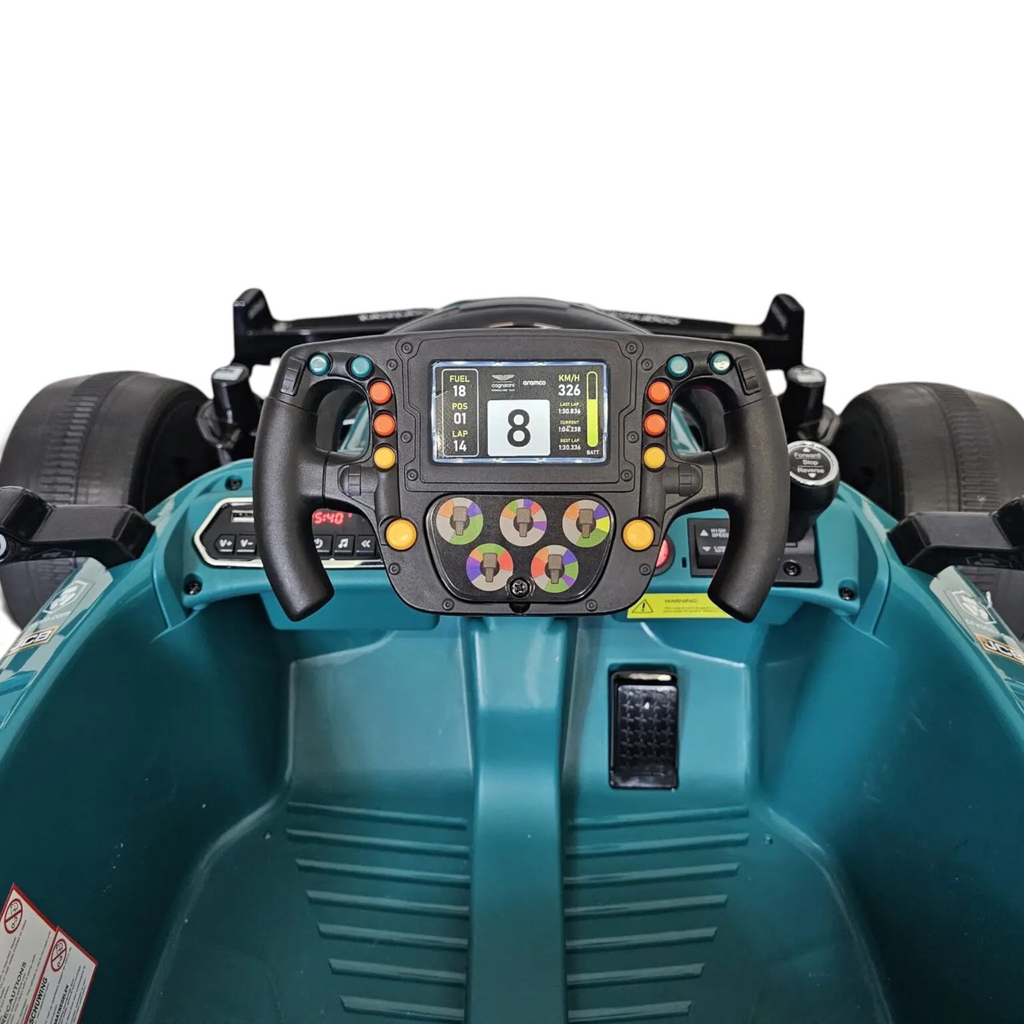 Vue intérieure du cockpit de la voiture électrique Petit Pilote Aston Martin F1 verte avec volant multifonction et écran