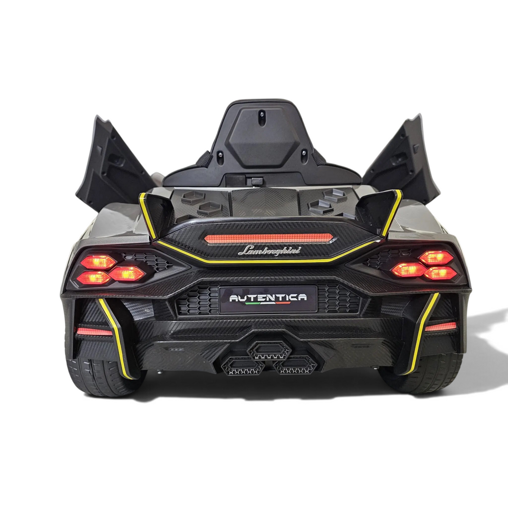 Vue arrière de la voiture électrique enfant Petit Pilote Lamborghini Auténtica gris métallisé avec feux LED allumés
