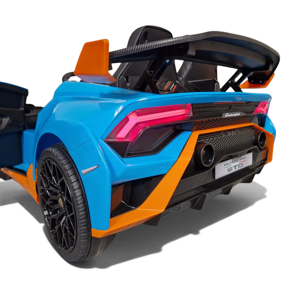 Vue arrière de la voiture électrique enfant Petit Pilote Lamborghini Huracán STO bleue et orange avec aileron sportif