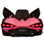 Vue arrière de la voiture électrique enfant Petit Pilote Lamborghini Sian rose avec portes ouvertes et feux LED allumés