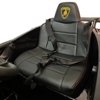 Siège en cuir noir avec logo Lamborghini et ceinture de sécurité dans une voiture électrique enfant Petit Pilote
