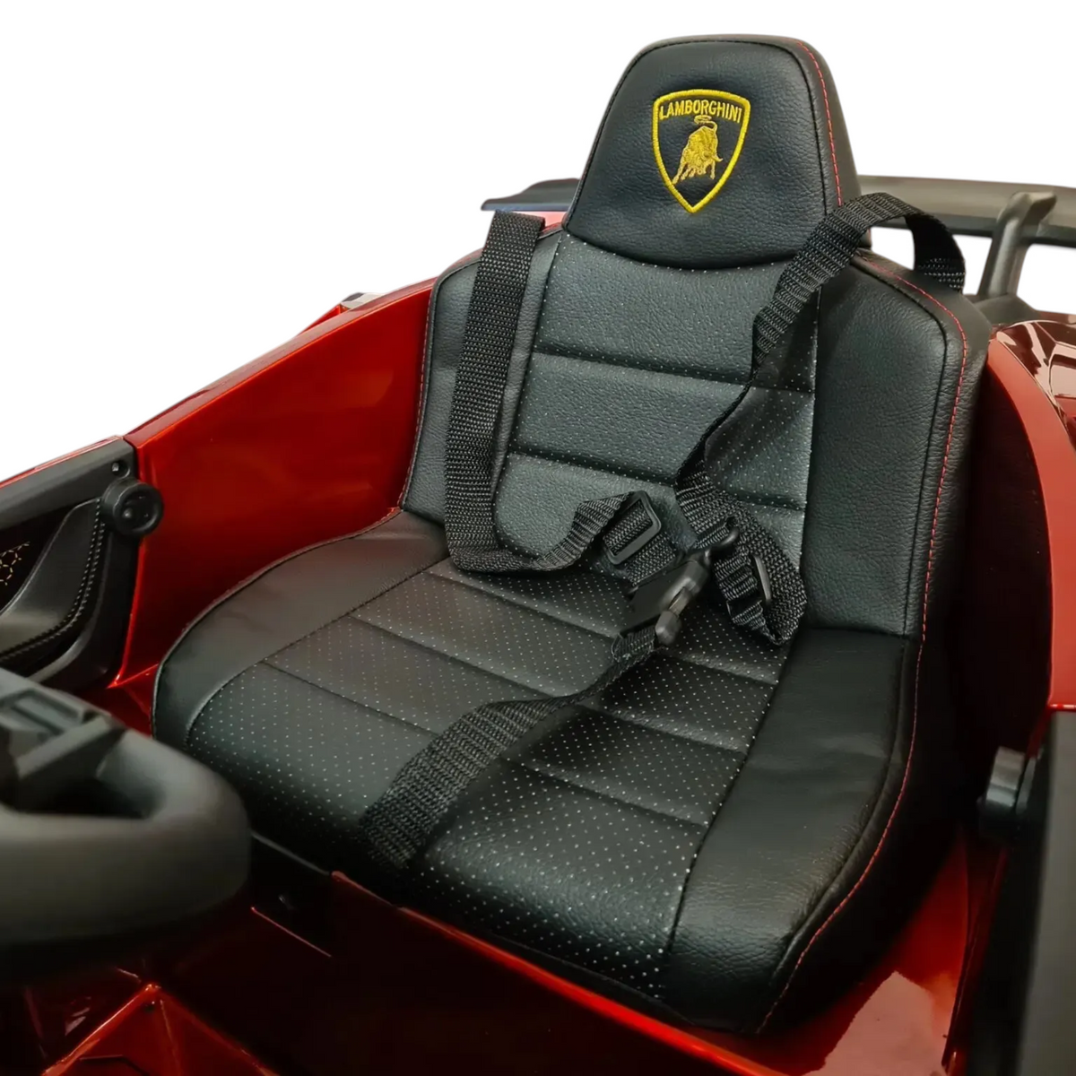 Siège en cuir noir avec logo Lamborghini dans une voiture électrique enfant Petit Pilote rouge métallisé