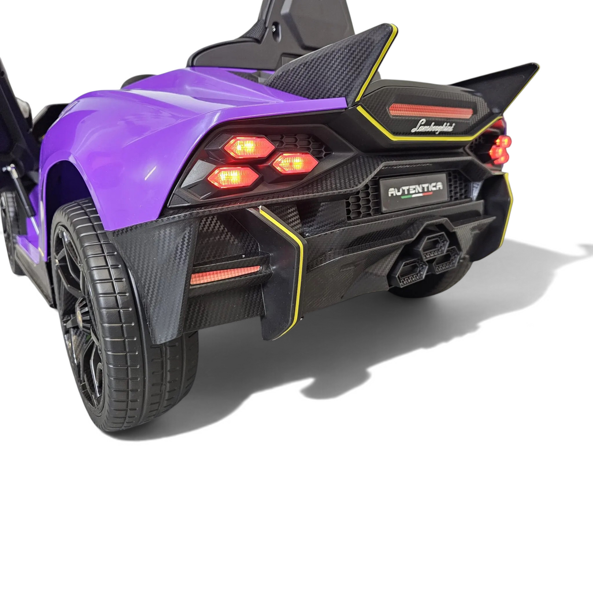 Vue arrière de la voiture électrique pour enfant Petit Pilote Lamborghini Auténtica violette avec feux LED allumés