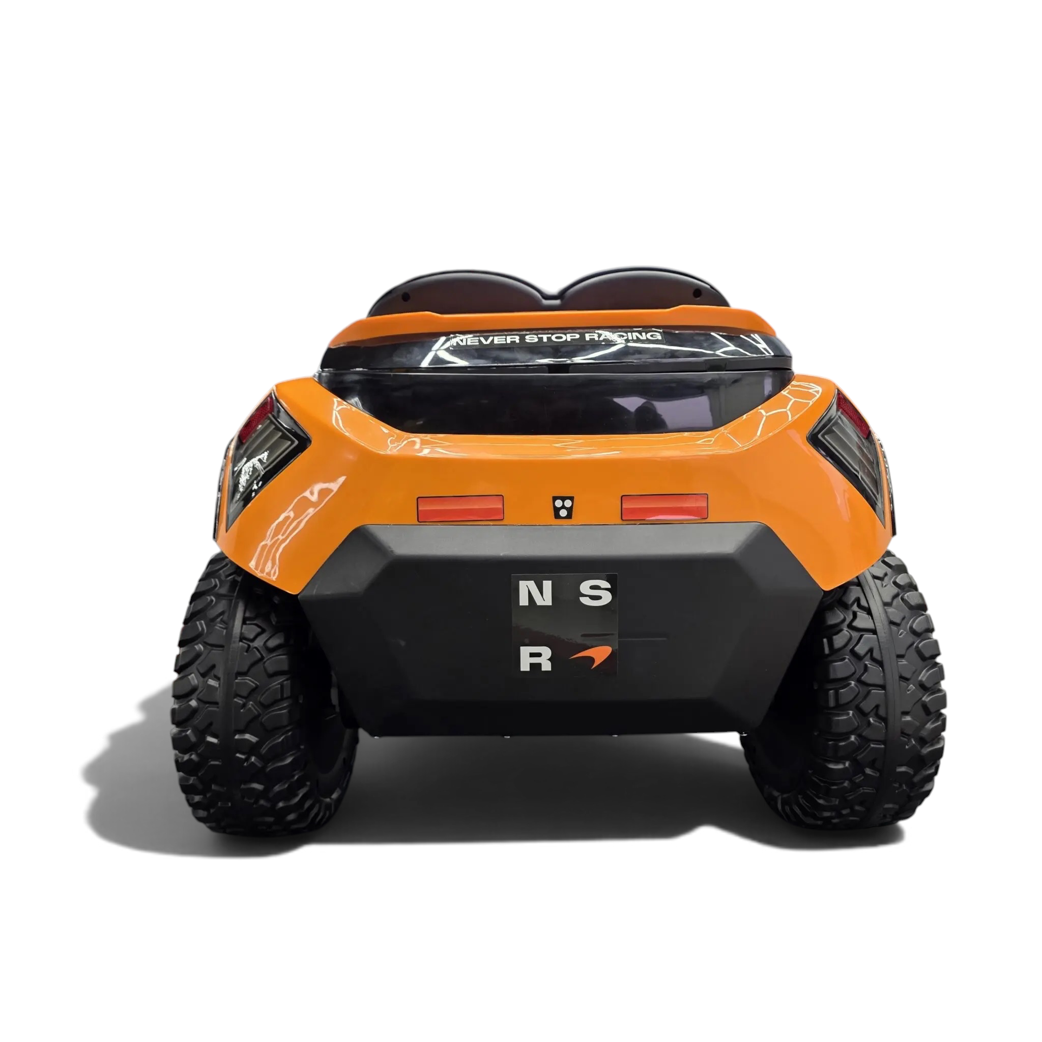 Vue arrière de la voiture électrique enfant Odecare McLaren Rally orange avec pneus tout-terrain et feux LED