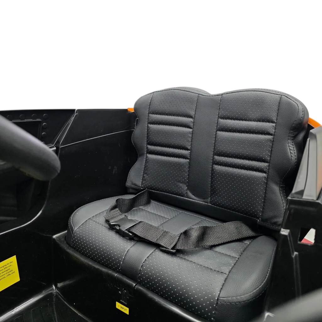 Siège en cuir noir avec ceinture de sécurité dans la voiture électrique pour enfant Petit Pilote McLaren Rally orange