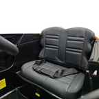 Siège en cuir noir avec ceinture de sécurité dans la voiture électrique pour enfant Petit Pilote McLaren Rally orange