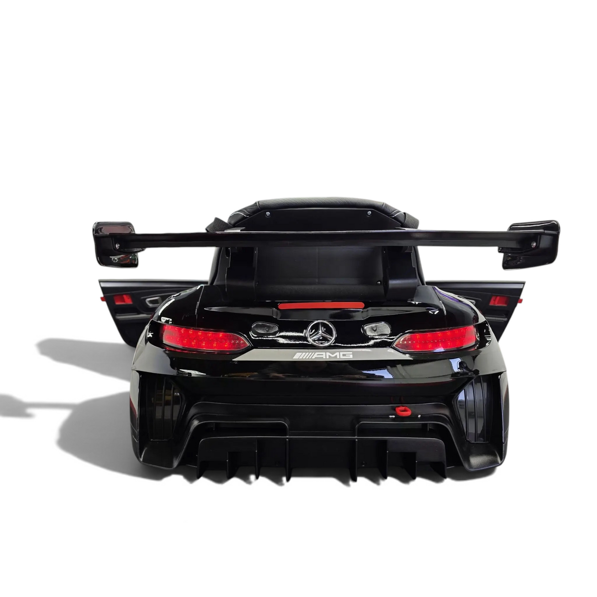 Vue arrière de la voiture électrique enfant Petit Pilote Mercedes AMG GT3 noire métallisée avec aileron et feux rouges