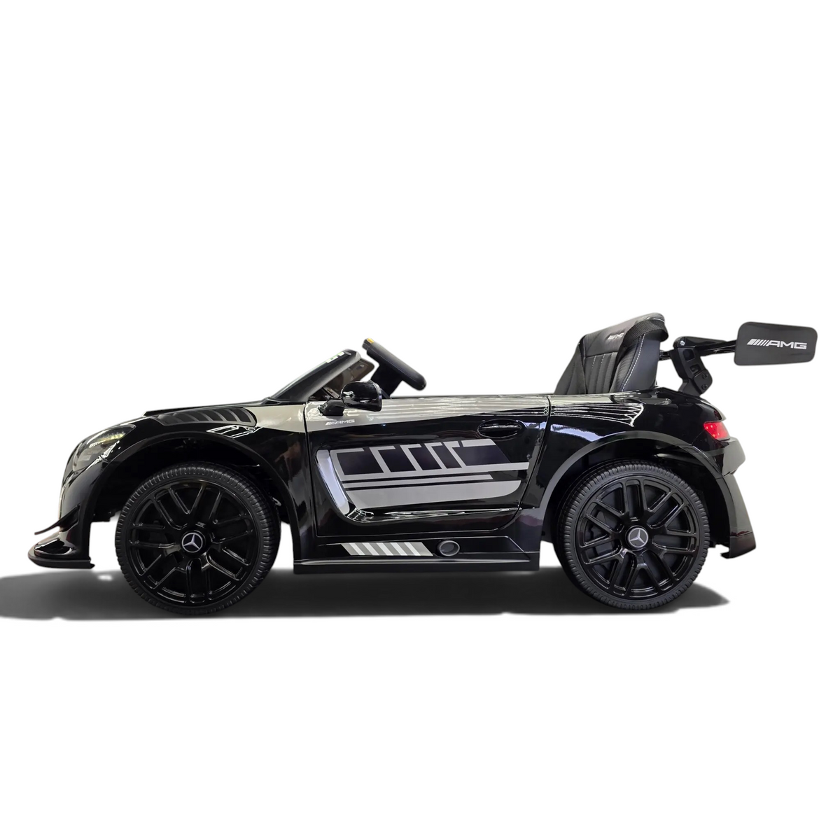 Voiture électrique enfant Petit Pilote Mercedes AMG GT3 noire métallisée avec siège en cuir et pneus EVA, vue de profil