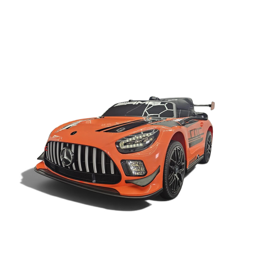 Voiture électrique enfant Petit Pilote Mercedes AMG GT3 orange avec sièges en cuir et pneus EVA dans un showroom