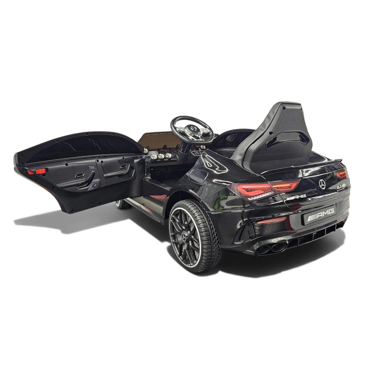 Voiture électrique enfant Odecare Mercedes CLA 45 noire métallisée avec porte ouverte et siège en cuir