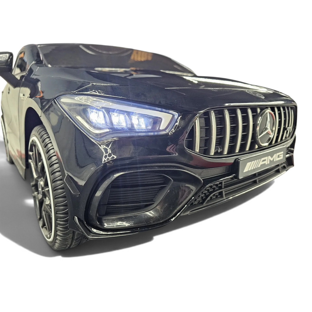 Voiture électrique enfant Petit Pilote Mercedes CLA 45 noire métallisée avec phares LED allumés et calandre sportive