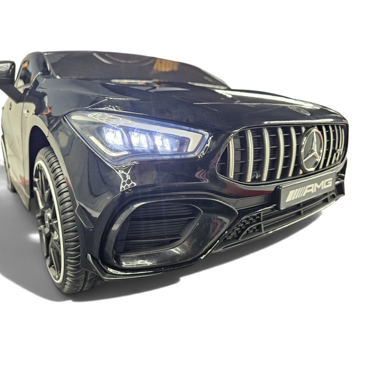 Voiture électrique enfant Odecare Mercedes CLA 45 noire métallisée avec phares LED allumés et calandre sportive