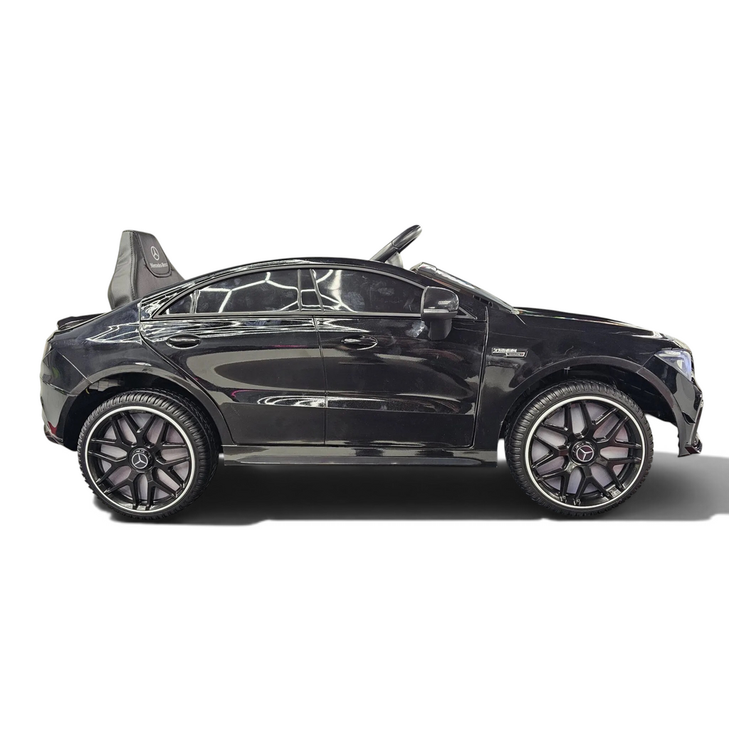 Voiture électrique enfant Petit Pilote Mercedes CLA 45 noire métallisée avec siège en cuir et pneus EVA, vue de profil
