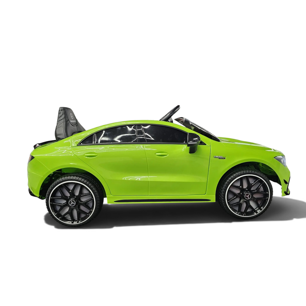 Voiture électrique pour enfant Petit Pilote Mercedes CLA 45 verte avec siège en cuir et pneus EVA dans un showroom