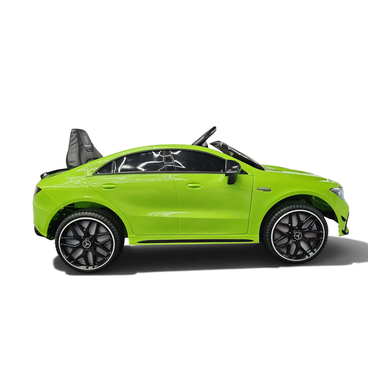 Voiture électrique pour enfant Petit Pilote Mercedes CLA 45 verte avec siège en cuir et pneus EVA dans un showroom