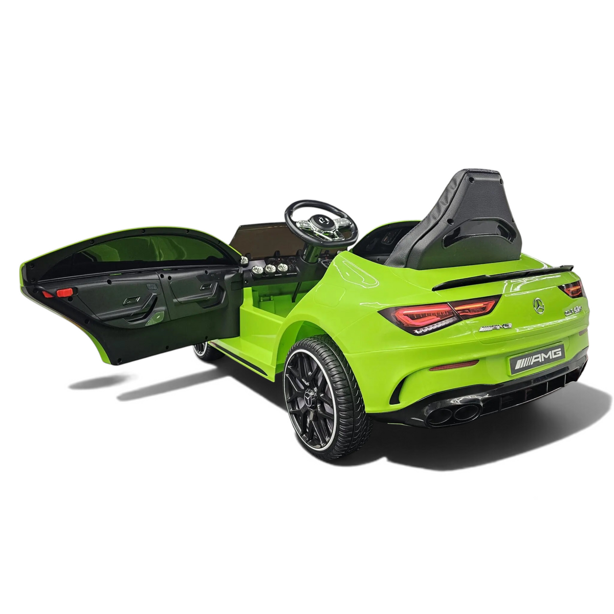 Voiture électrique pour enfant Petit Pilote Mercedes CLA 45 verte avec porte ouverte et détails sportifs réalistes