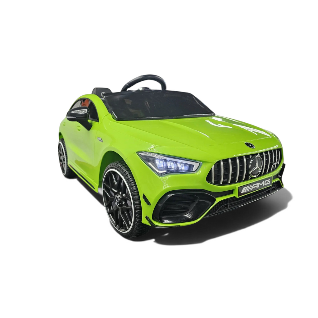 Voiture électrique pour enfant Petit Pilote Mercedes CLA 45 verte avec phares LED et pneus EVA dans un showroom