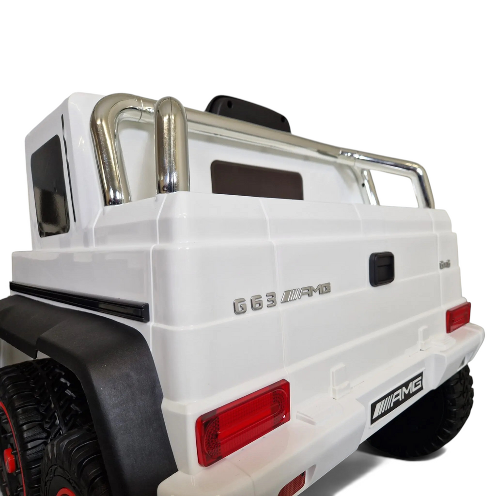 Vue arrière de la voiture électrique pour enfant Petit Pilote Mercedes G63 AMG 6x6 blanche avec arceau chromé