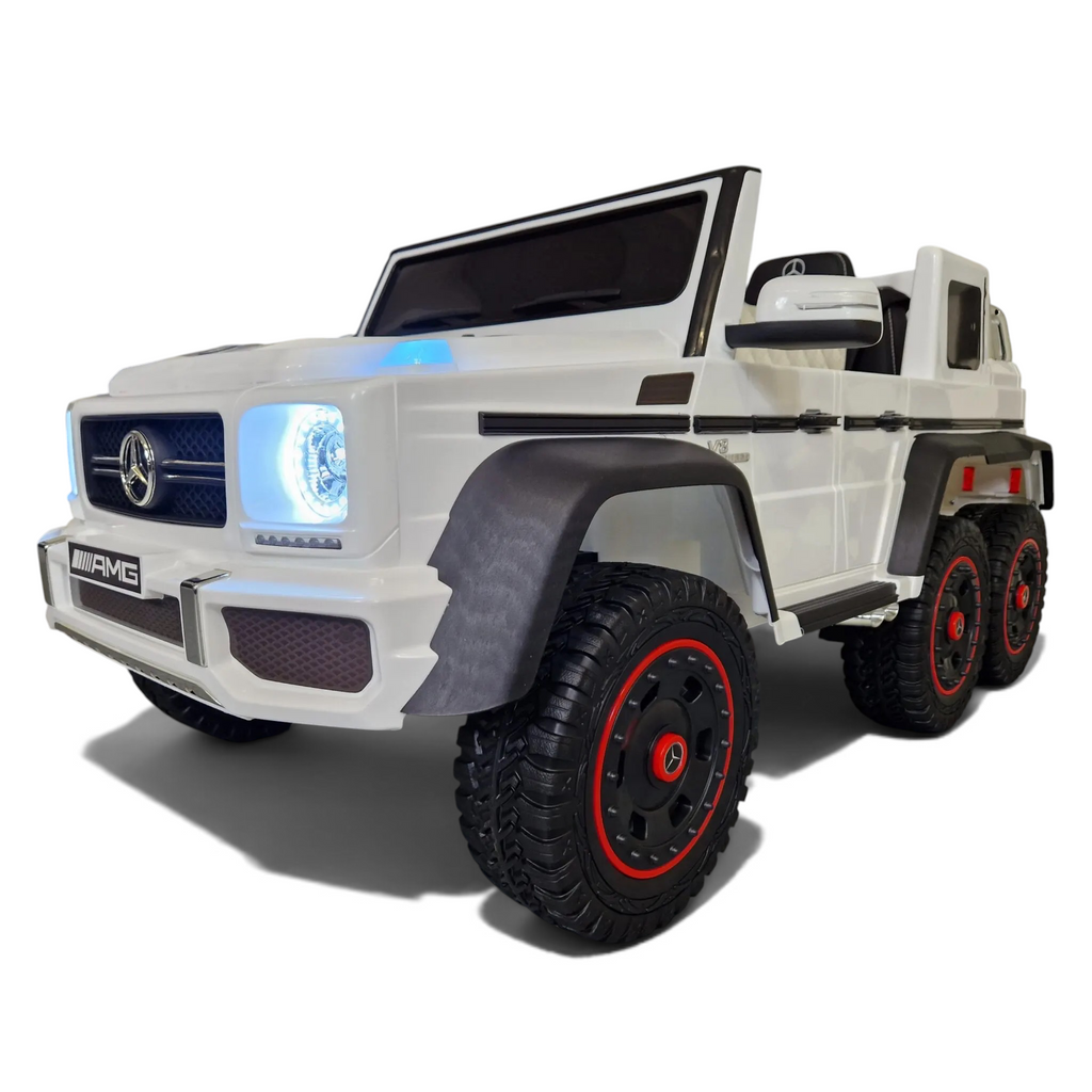 Voiture électrique enfant Petit Pilote Mercedes G63 AMG 6x6 blanche avec phares LED et pneus EVA tout-terrain