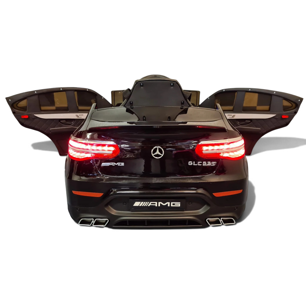 Vue arrière de la voiture électrique enfant Petit Pilote Mercedes GLC 63 AMG noire métallisée avec portes ouvertes et feux