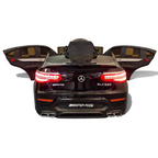Vue arrière de la voiture électrique enfant Petit Pilote Mercedes GLC 63 AMG noire métallisée avec portes ouvertes et feux
