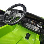 Intérieur de la voiture électrique Petit Pilote Mercedes CLA 45 verte avec volant, tableau de bord et pédale d'accélérateur