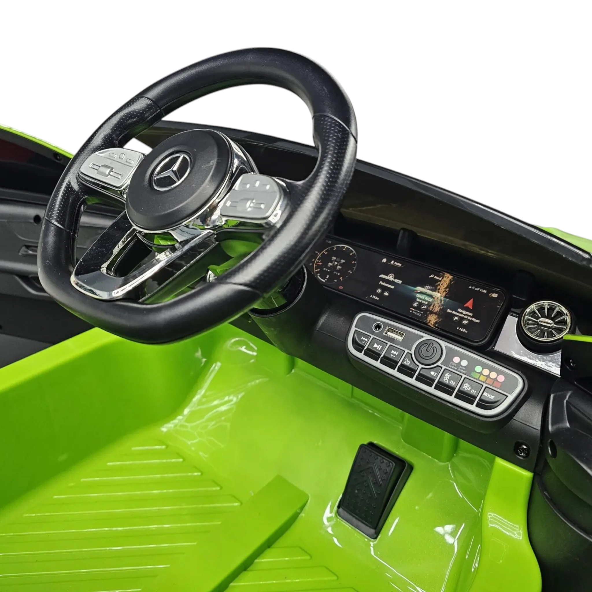 Intérieur de la voiture électrique Petit Pilote Mercedes CLA 45 verte avec volant, tableau de bord et pédale d'accélérateur