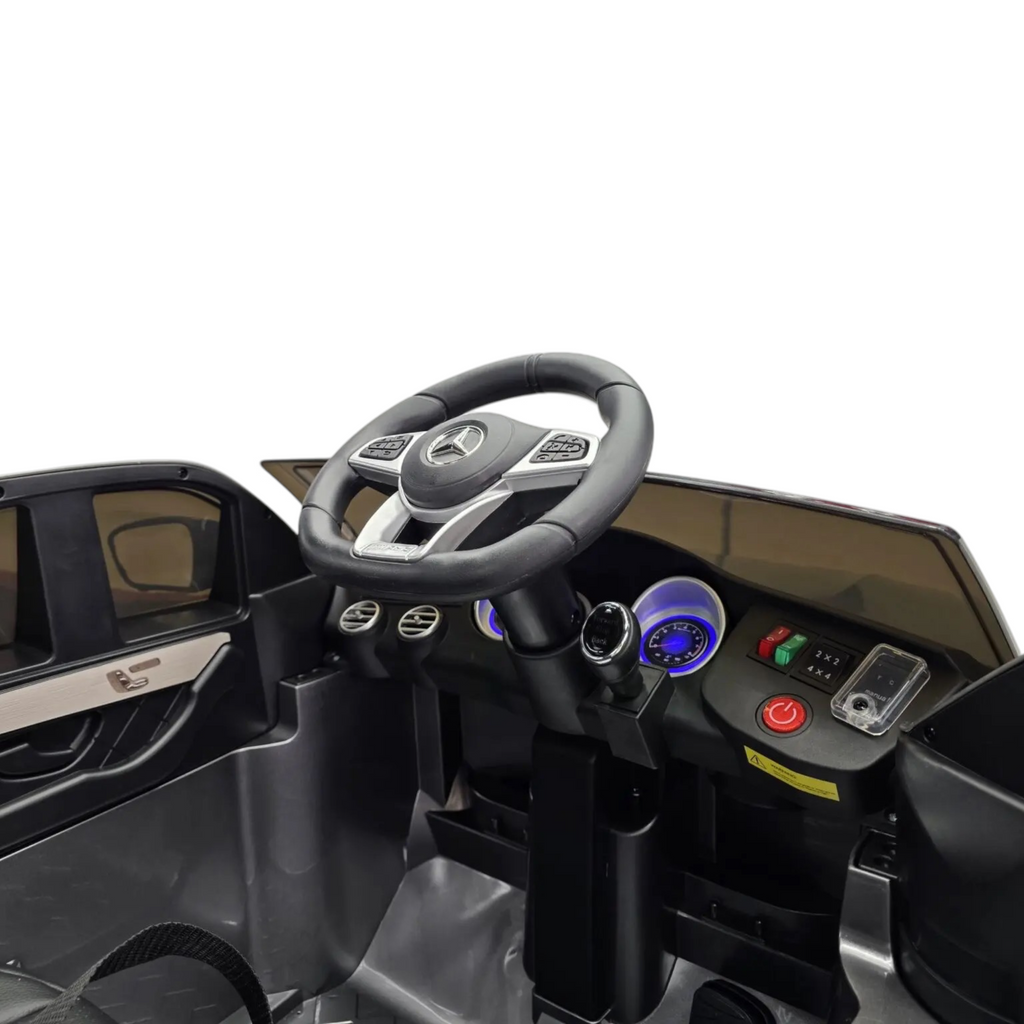 Intérieur de la voiture électrique Petit Pilote Mercedes GLC 63 AMG avec volant, tableau de bord et siège en cuir