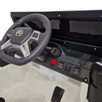 Interieur de la voiture electrique Petit Pilote Mercedes G63 AMG avec volant, tableau de bord et pedale d'acceleration
