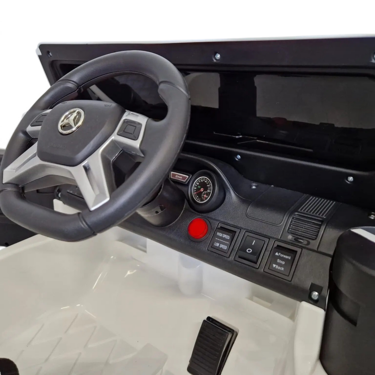 Interieur de la voiture electrique Petit Pilote Mercedes G63 AMG avec volant, tableau de bord et pedale d'acceleration