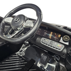 Intérieur de la voiture électrique Petit Pilote Mercedes CLA 45 avec volant, tableau de bord multimédia et pédale noire