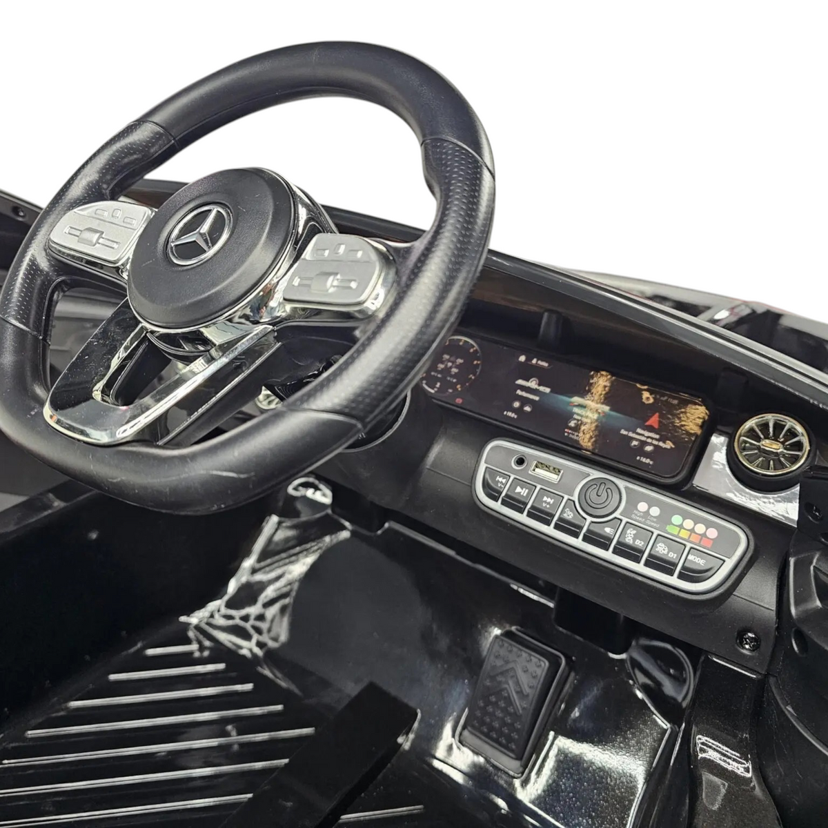 Intérieur de la voiture électrique Petit Pilote Mercedes CLA 45 avec volant, tableau de bord multimédia et pédale noire