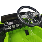 Intérieur de la voiture électrique Petit Pilote Mercedes CLA 45 verte avec volant détaillé et tableau de bord moderne