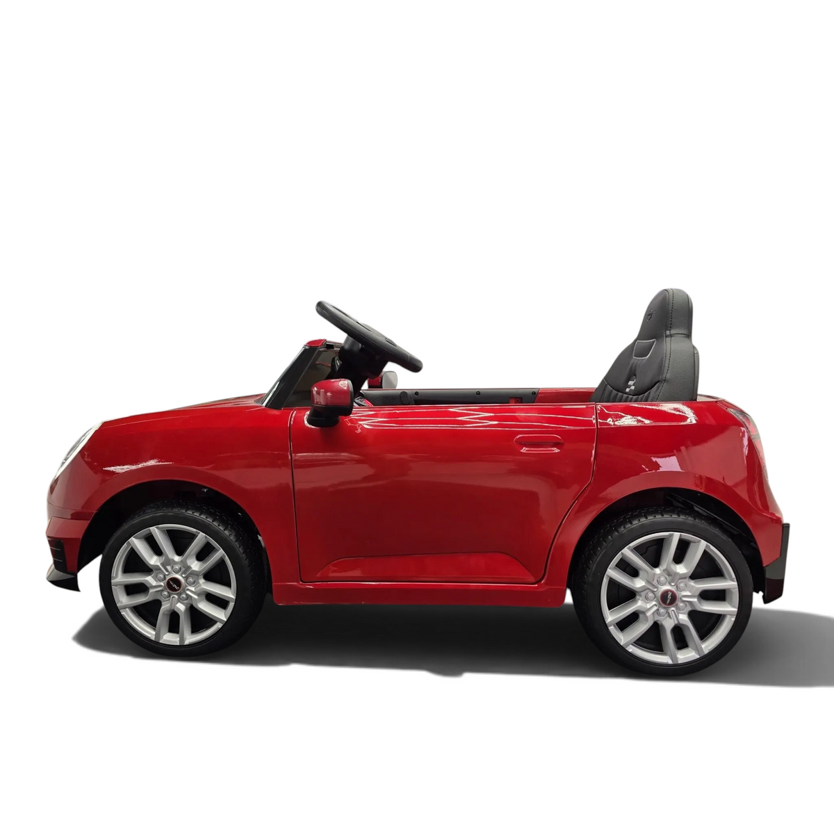 Voiture électrique enfant Petit Pilote Mini Cooper S rouge métallisé avec siège en cuir et pneus EVA, vue de profil