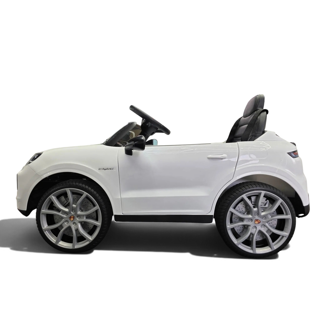 Voiture électrique enfant Petit Pilote Porsche Cayenne blanche avec siège en cuir et pneus EVA, vue de profil