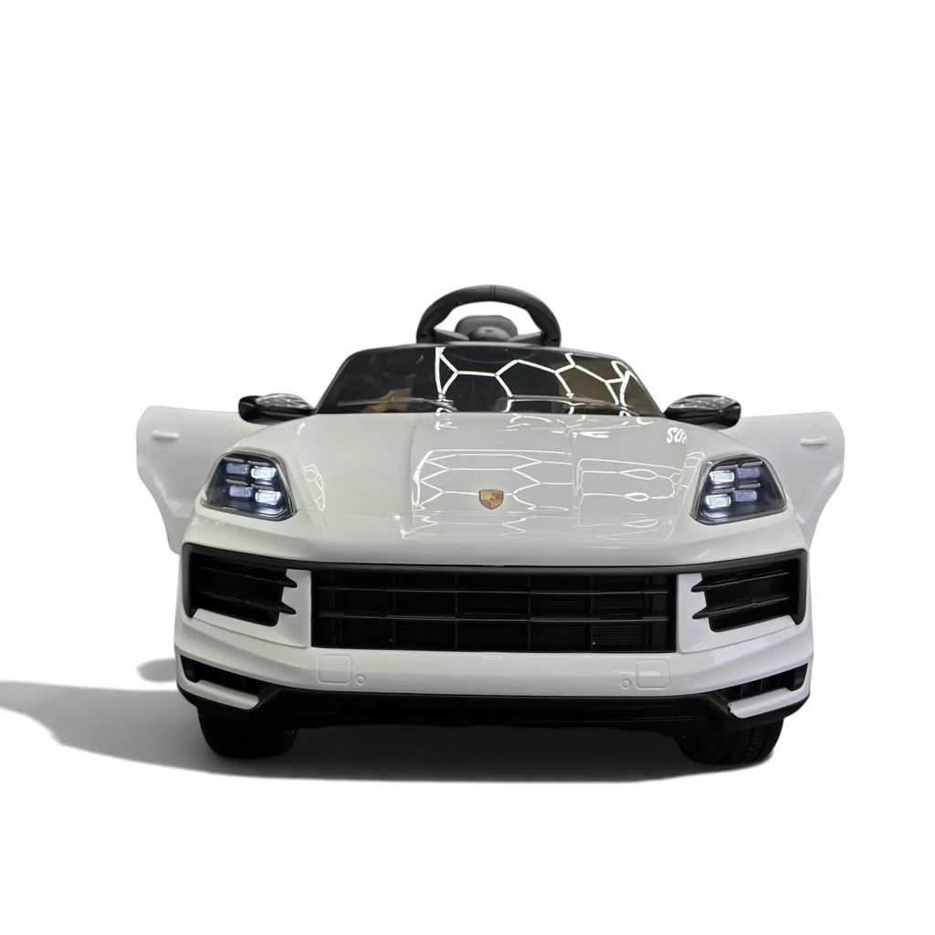 Voiture électrique enfant Petit Pilote Porsche Cayenne blanche avec phares LED fonctionnels et portes ouvrantes