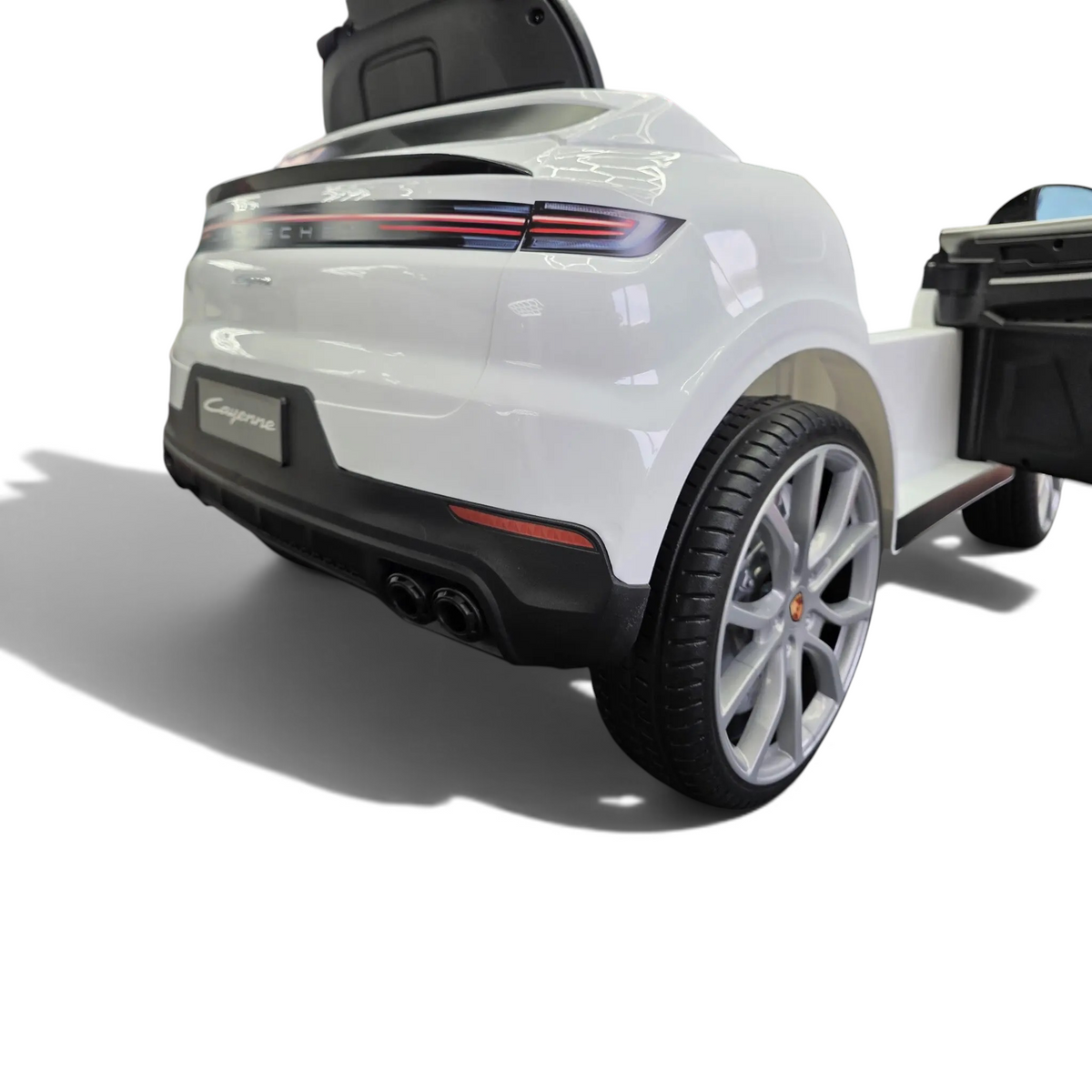 Vue arrière de la voiture électrique pour enfant Petit Pilote Porsche Cayenne blanche avec feux LED et pneus EVA